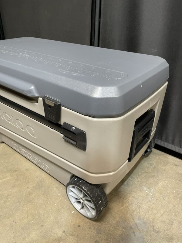 IGLOO SPORTSMAN SUNSET GLIDE 110QT HARD SIDED COOLER - Image 3