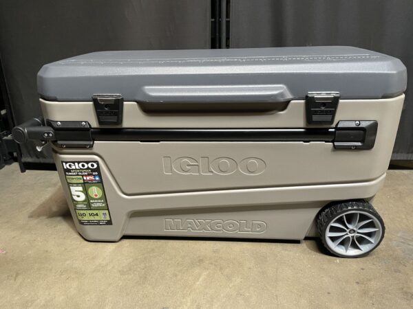IGLOO SPORTSMAN SUNSET GLIDE 110QT HARD SIDED COOLER