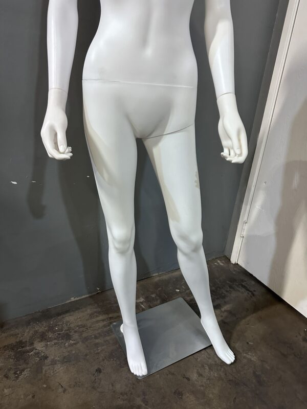 70" Matte White Egghead Female Mannequin - Image 3